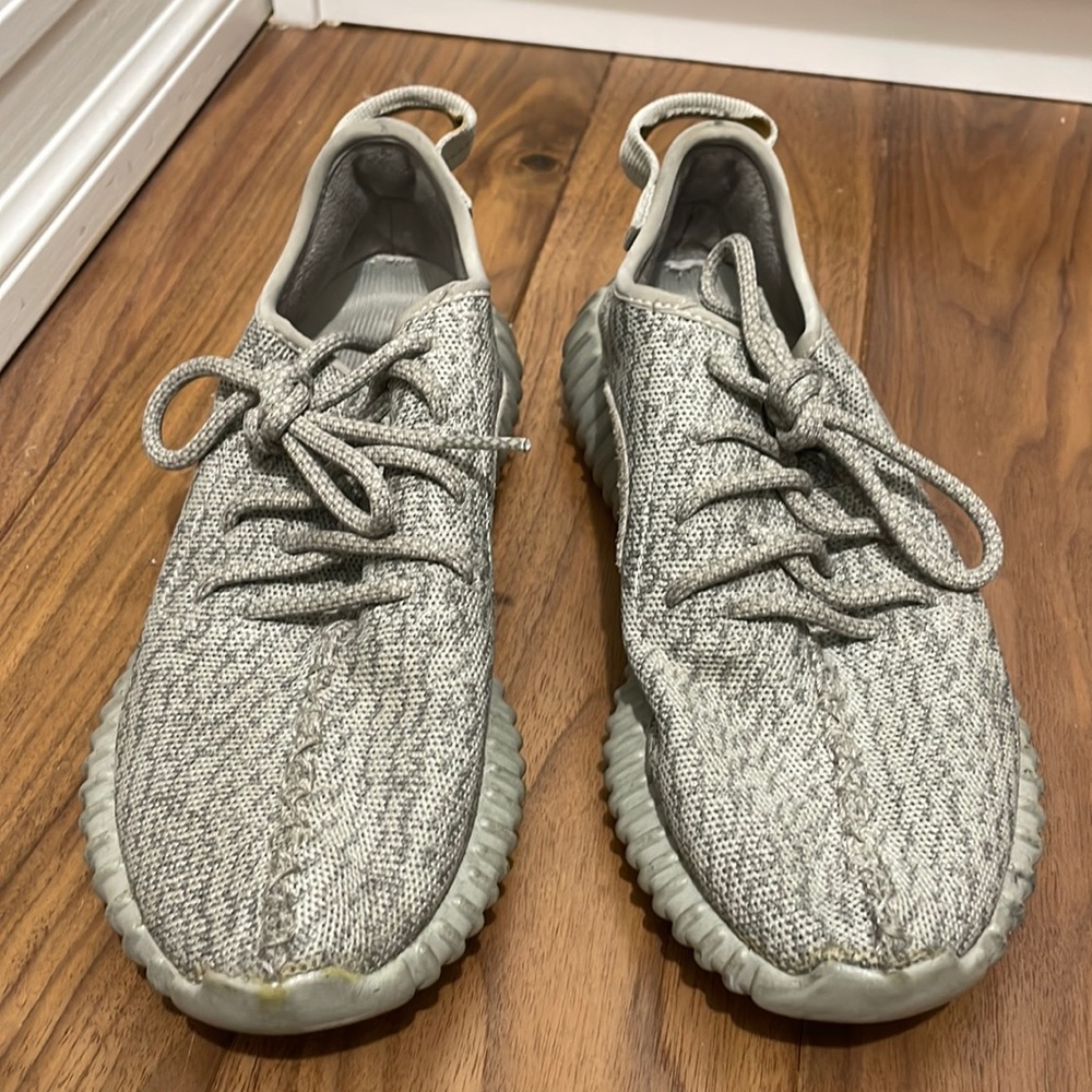 Yeezy original grey sneaker